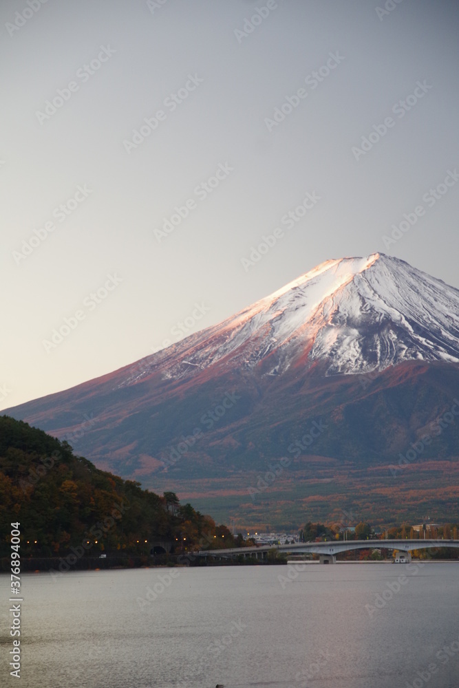 秋の朝日を浴びる富士山