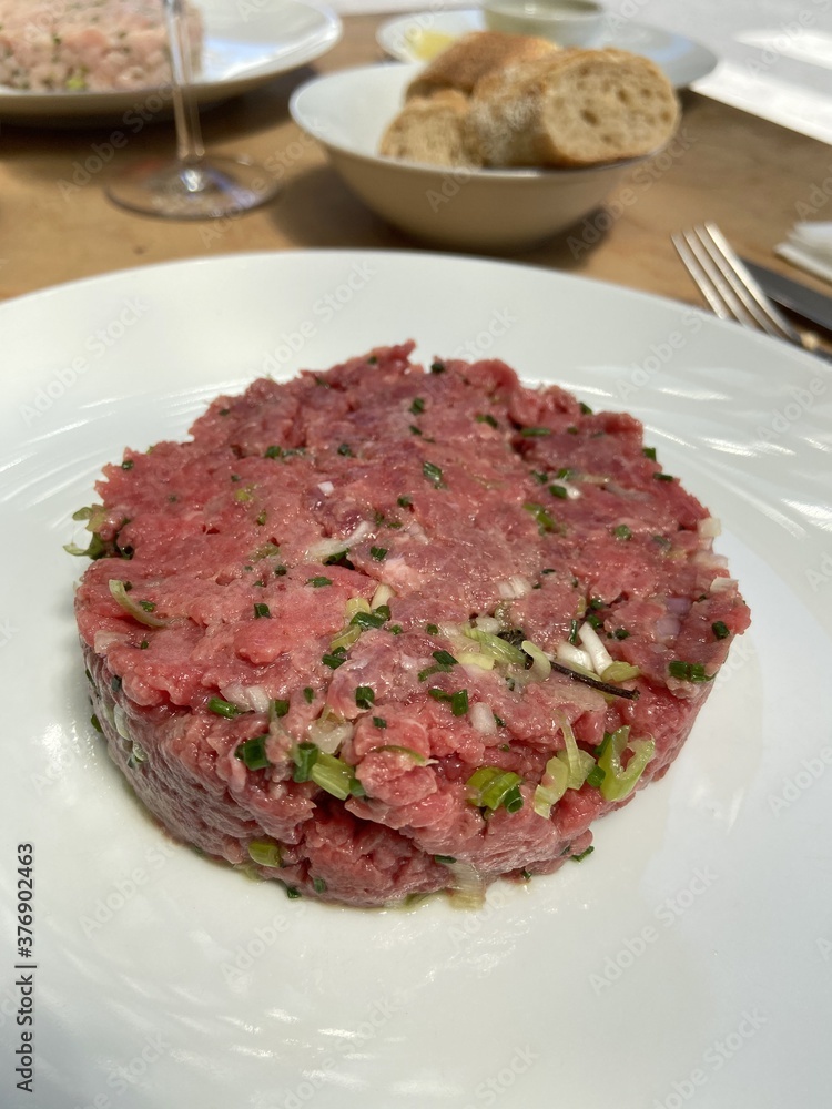 Tartare de bœuf sur une table de restaurant Tartare de bœuf sur une table de restaurant