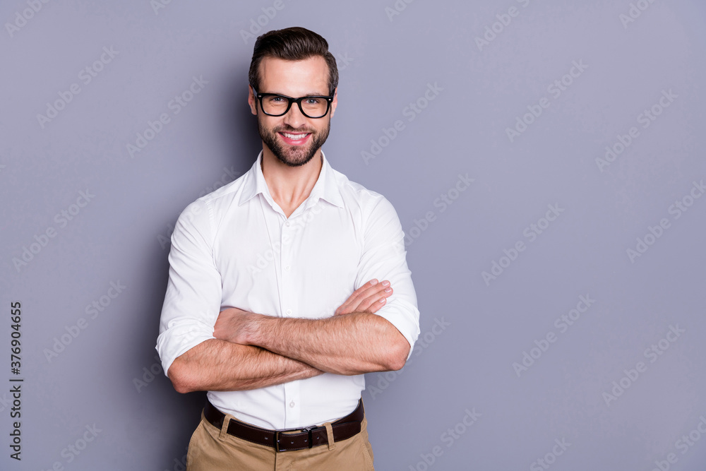 Portrait of his he nice attractive successful content cheerful cheery experienced intelligent man ceo boss chief employee folded arms isolated over grey violet purple pastel color background - obrazy, fototapety, plakaty 