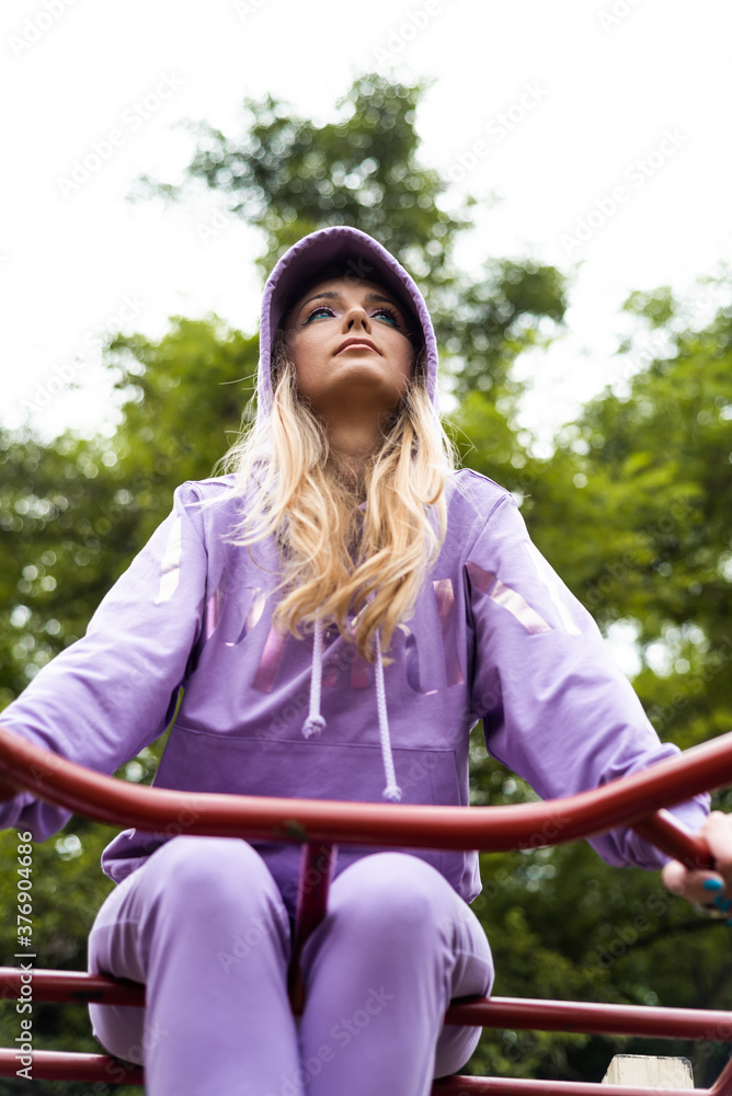 Naklejka premium Blond woman in a sports suit outdoor