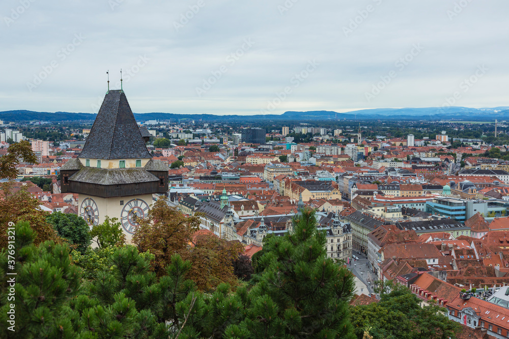 オーストリア　グラーツのシュロスベルクの丘から見えるグラーツ市街歴史地区の街並みと時計台