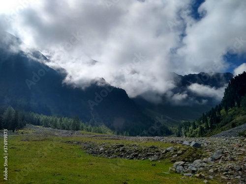 Wolkenverhangener Blick über das Sellraintal in Tirol, Österreich