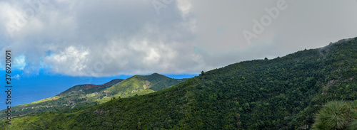 Panorámica de montañas de la isla de La Palma desde el mirador de San Bartolo en el municipio de Puntallana, Canarias 
