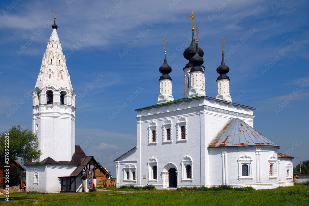 Obraz premium Ascension church (Voznesenskaya church, late XVII century) and bell tower of Alexandrovsky monastery. Suzdal town, Vladimir Oblast, Russia.