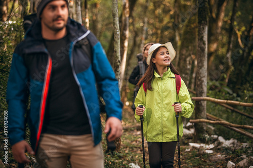 Wallpaper Mural Família latina caminhando em meio a natureza Torontodigital.ca