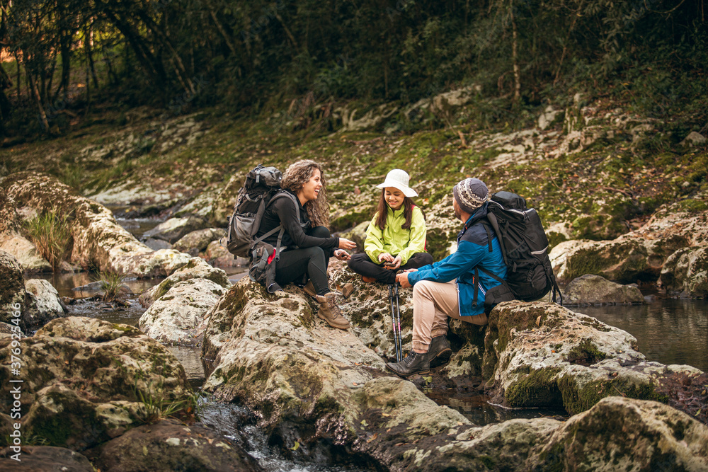 Família latina caminhando ao ar livre