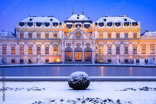 Obraz na płótnie Vienna, Austria - Winter snowy night at Belvedere, travel landscape. w salonie
