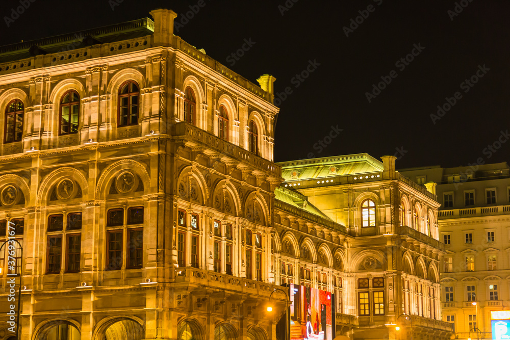 オーストリア　ウィーン歴史地区にある夜になってライトアップされた国立歌劇場