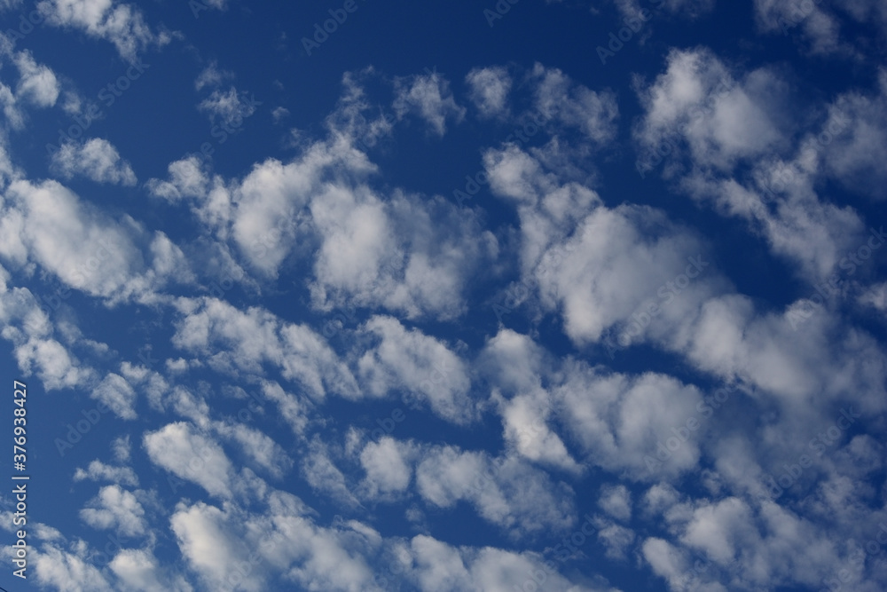 Obraz premium Beautiful cloudy in blue sky