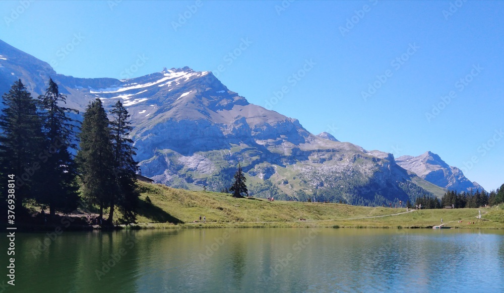 Vue lac Rétaud sur montagnes Suisse