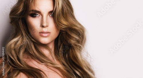 Quadro su tela Gorgeous woman with a beautiful curly hair and professional makeup