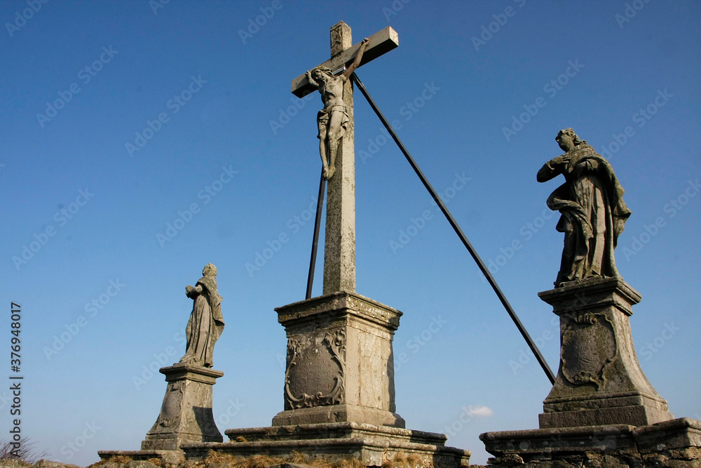 Kreuz mit dem gekreuzigten Jesus auf dem Gipfel des Milseburgberges. Fulda, Hofbieber, Kleinsassen, Hessen, Deutschland, Europa