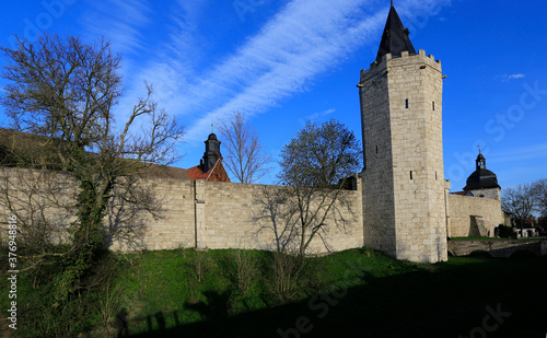 Die Stadtmauer mit Verteidigungsgraben und Wehrtuermen der Stadt Muehlhausen. Thueringen, Deutschland, Europa photo