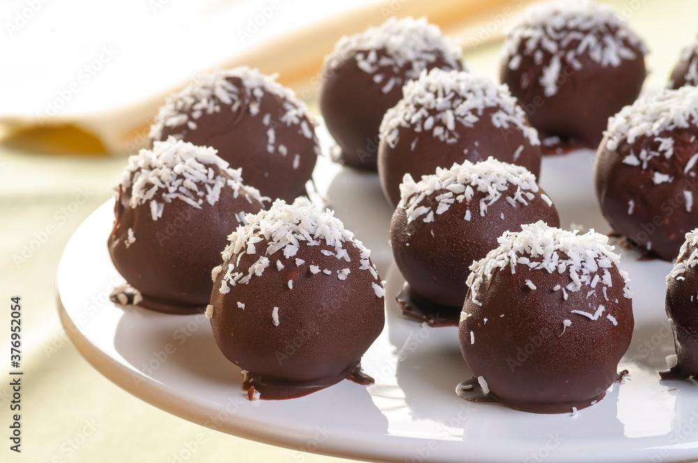 bom bom de chocolate e côco bom bom de chocolate e côco