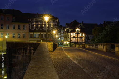 Nachts auf der Alten Werrabrücke in Hannoversch Münden mit Blick in die Altstadt