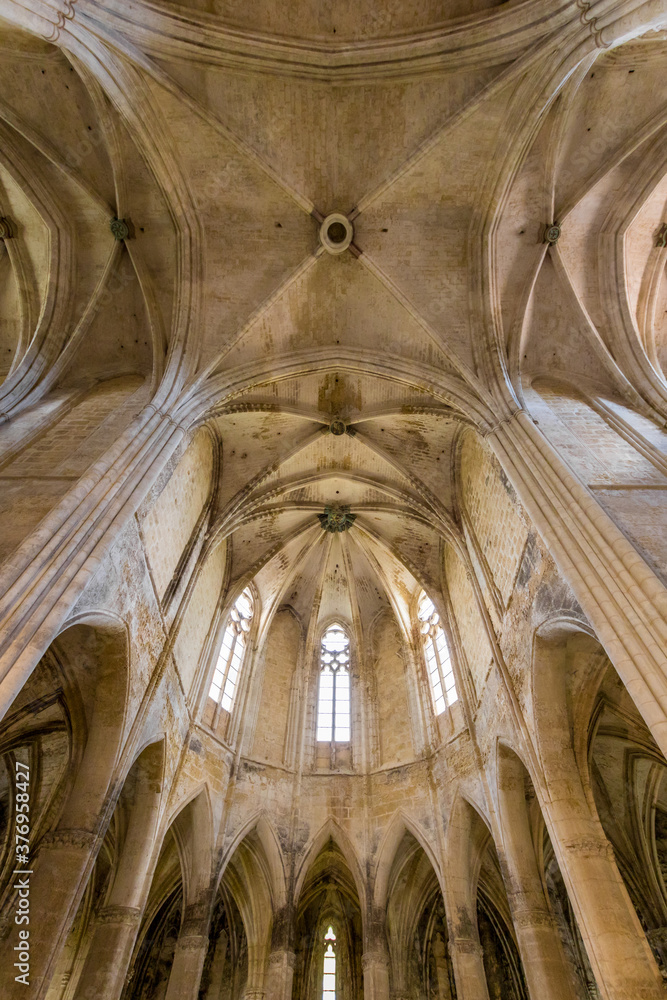 Vue sur les croisés d'ogives au dessus du coeur de l'abbaye de Valmagne (Occitanie, France) Vue sur les croisés d'ogives au dessus du coeur de l'abbaye de Valmagne (Occitanie, France)