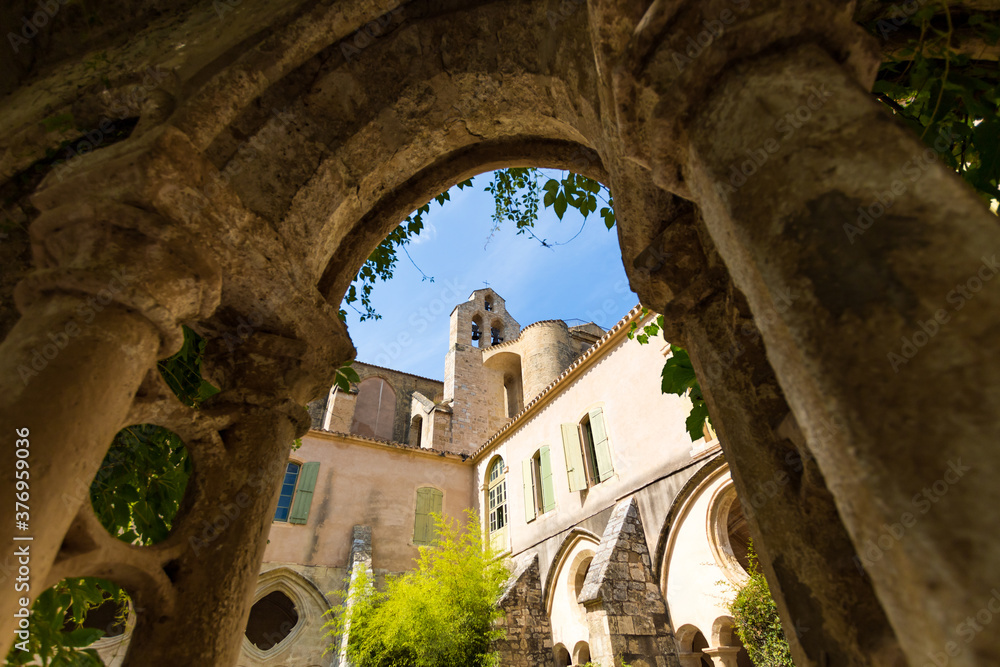 Vue sur le clocher de l'Abbaye de Valmagne (Occitanie, France)