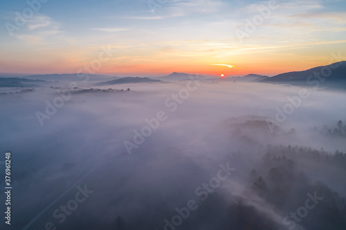 Fototapeta Naklejka Na Ścianę i Meble -  Nowy Sącz, Wschód słońca nad jesienną mgłą