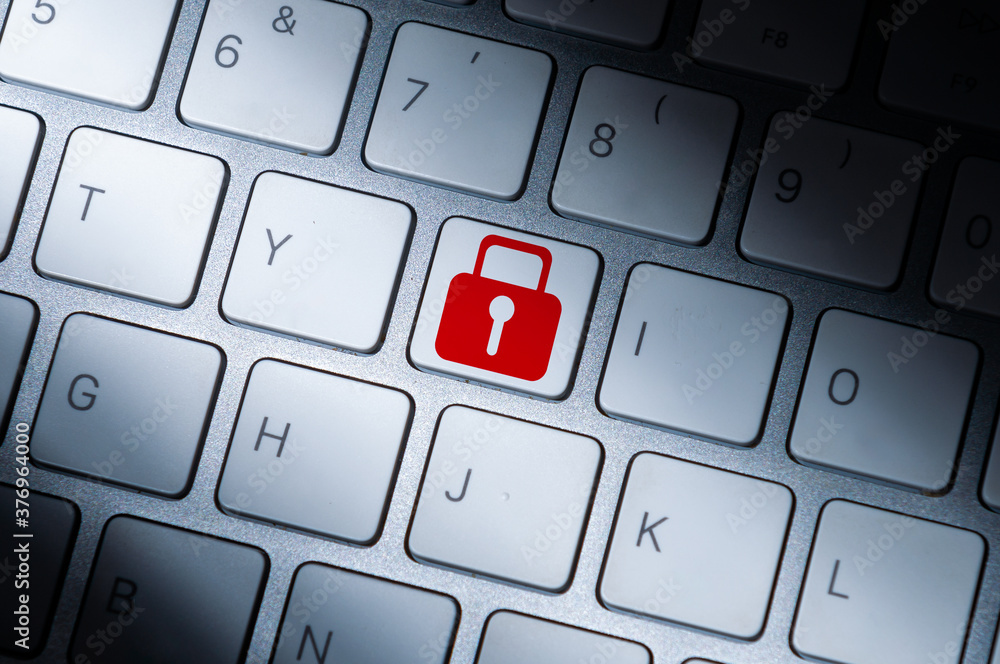 パソコンのキーボード　インターネットセキュリティとデータ保護、個人情報　サイバーセキュリティ　DX デジタルトランスフォーメーションの概念