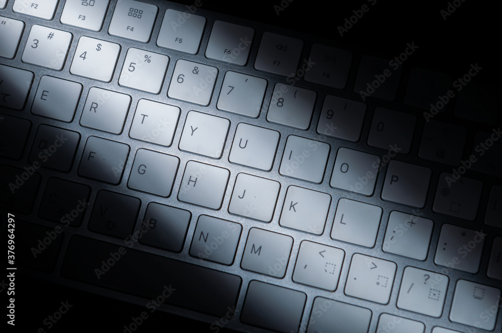 パソコンのキーボード インターネットセキュリティとデータ保護、個人情報 サイバーセキュリティ DX デジタルトランスフォーメーションの概念 パソコンのキーボード インターネットセキュリティとデータ保護、個人情報 サイバーセキュリティ DX デジタルトランスフォーメーションの概念