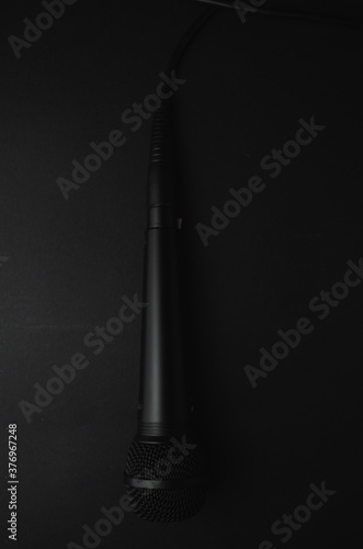 micrófono color negro sobre fondo color negro