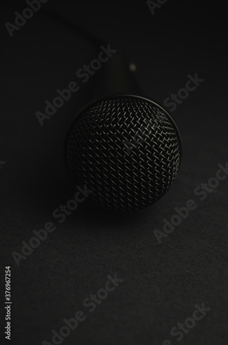 micrófono color negro sobre fondo color negro
