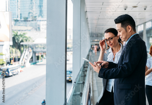 Canvas Print Business people using digital tablet stock photo