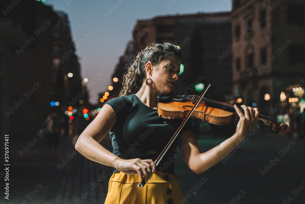 mujer calle violin - obrazy, fototapety, plakaty 