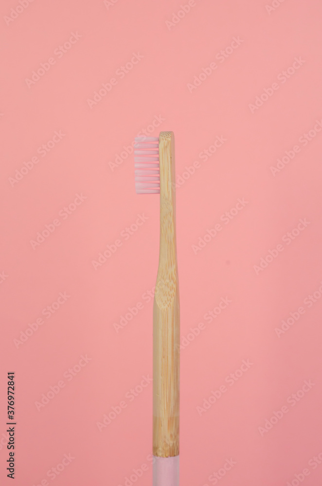cepillo de dientes de bambú color rosa con fondo liso color rosa Stock-foto  | Adobe Stock