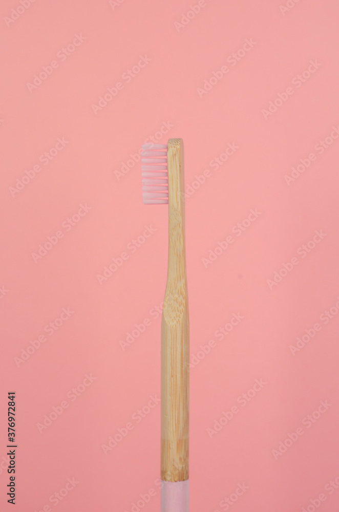 cepillo de dientes de bambú color rosa con fondo liso color rosa cepillo de dientes de bambú color rosa con fondo liso color rosa