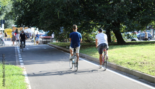 Fototapeta Naklejka Na Ścianę i Meble -  Pedalare in bicicletta nel parco della città