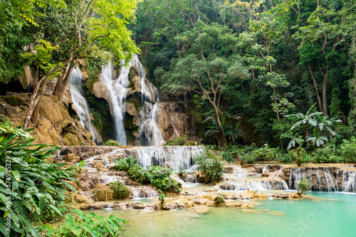 Fototapeta Naklejka Na Ścianę i Meble -  Kuang-Si-Wasserfall, ein schöner Wasserfall im tropischen Dschungel von Luang Prabang in Laos.