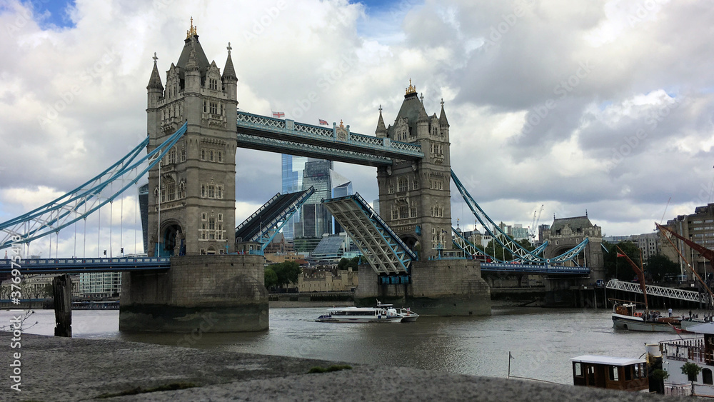 Obraz premium tower bridge in london open up