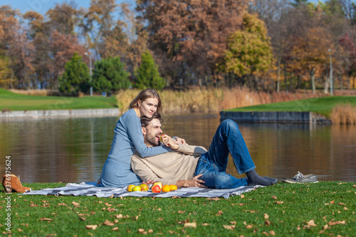 The couple had an outdoor picnic in the park