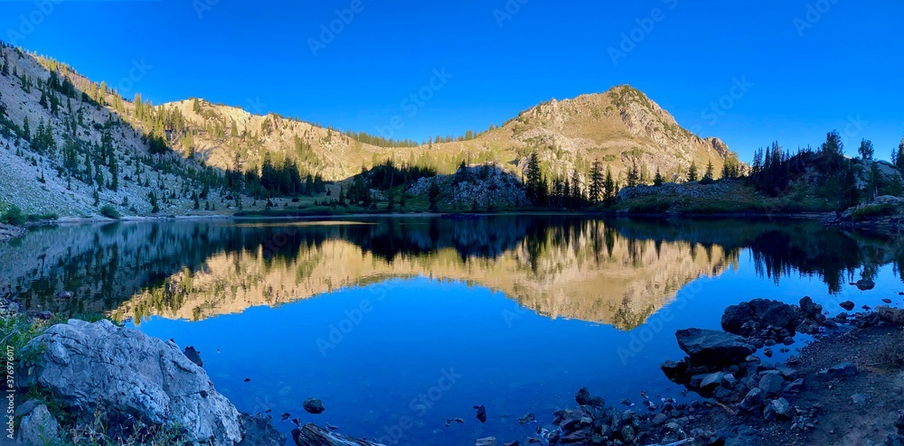 Fototapeta premium mountain lake reflection
