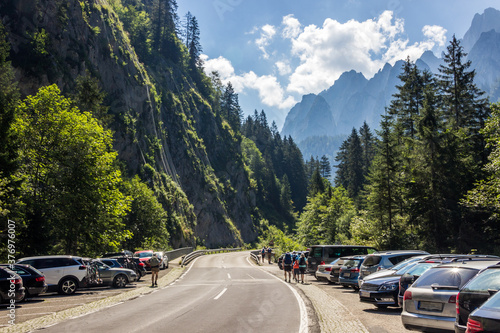 Obraz na płótnie road in the austrian alps on a sunny day w salonie