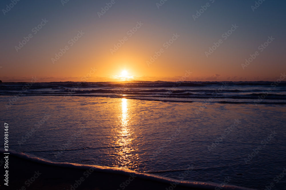 Sonnenuntergang, Surfer Silhouette am Kare Kare Strand in Neuseeland