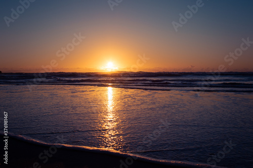 Sonnenuntergang  Surfer Silhouette am Kare Kare Strand in Neuseeland