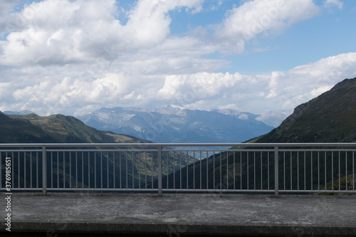 Montagne- autour de lac de dix- Barrage de la Grande-Dixence, en suisse © nada12