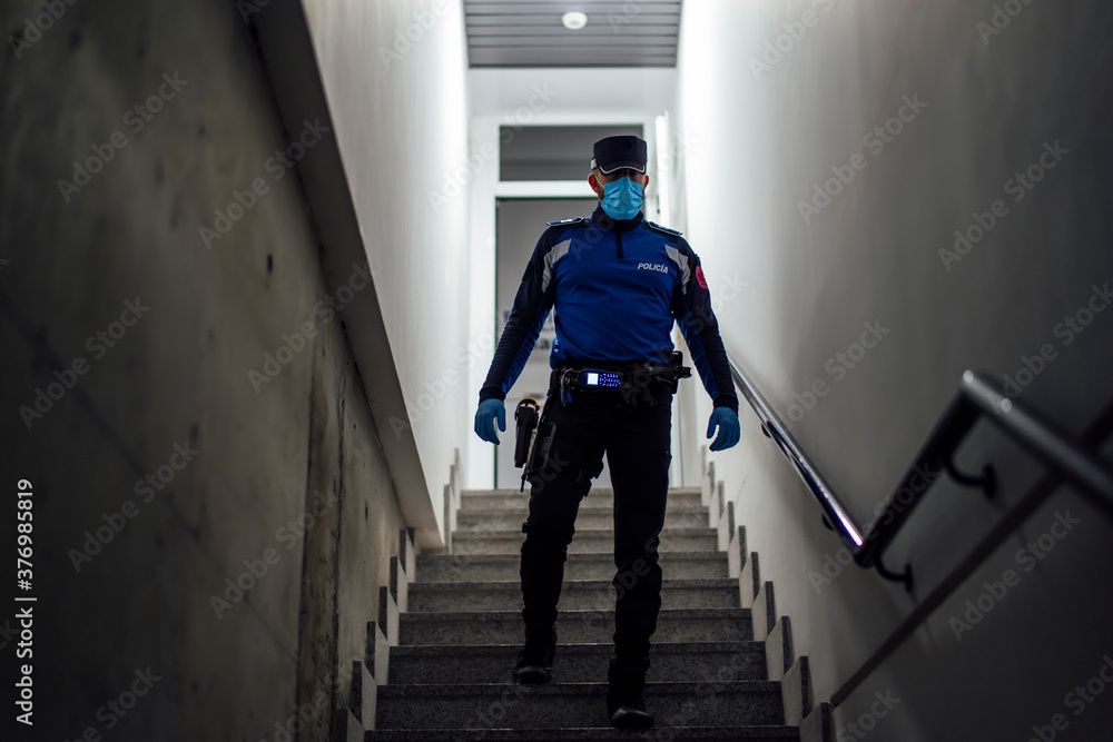 © Cavan Images - police starting their work day on the night shift