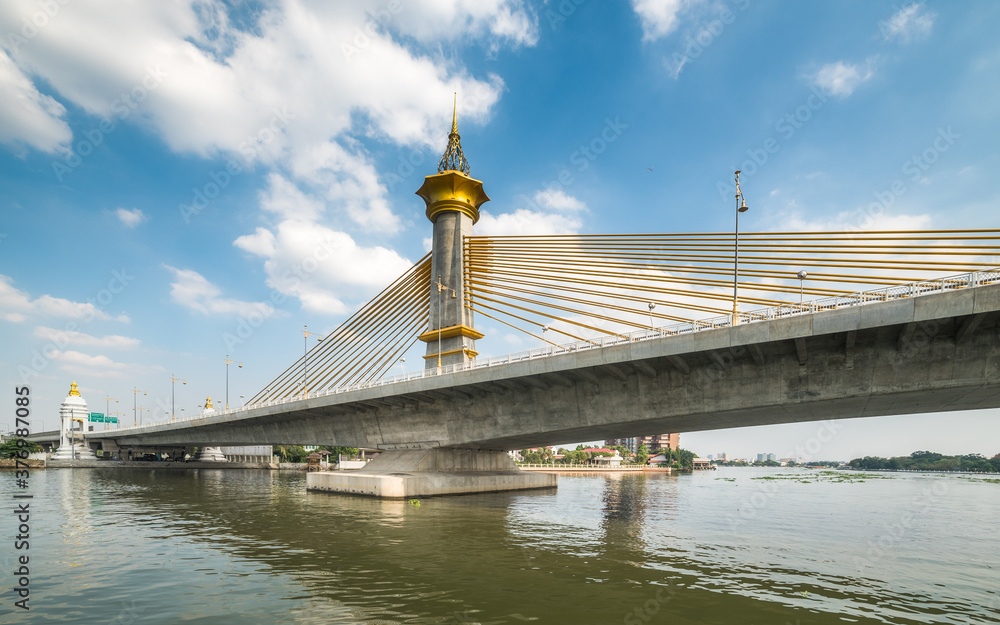 Fototapeta premium Maha Chesadabodindranusorn Bridge na rzece Menam w Bangkoku w Tajlandii