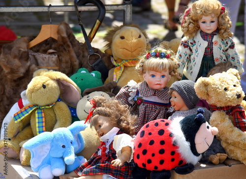 Foto Plüschtiere und Puppen auf einem Flohmarkt