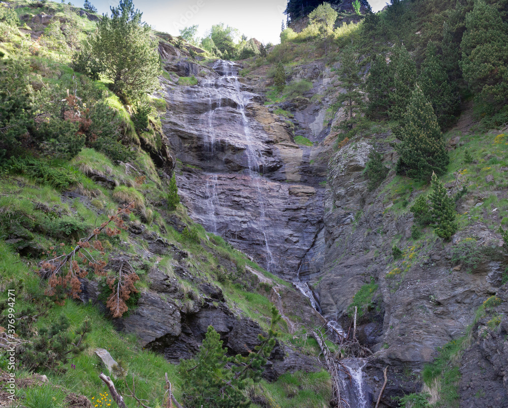 Cascada en medio de los pirineos en españa. Cascada en medio de los pirineos en españa.