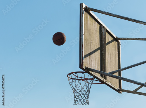 Balón de baloncesto siendo encestado en una canasta photo