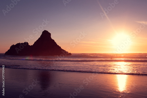 Sonnenuntergang  Surfer Silhouette am Kare Kare Strand in Neuseeland