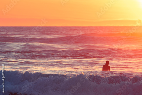 Sonnenuntergang, Surfer Silhouette am Kare Kare Strand in Neuseeland
