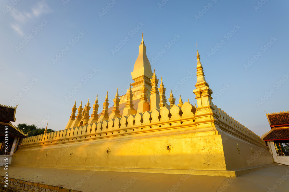 Naklejka premium That-Luang Golden Pagoda in Vientiane, Laos. Pha That Luang at Vientiane. sky background beautiful.