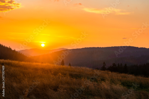Wschód słońca w Górach. Gorce widok z Hali Turbacz, Słońce nad Gorcem