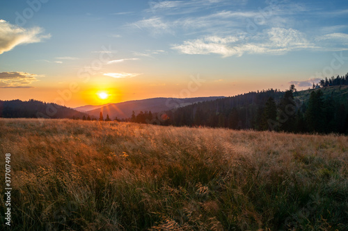 W sercu Gorców widok z łąki pod Czołem Turbacza wschodzące nad Gorcem słońce © Piotr Szpakowski