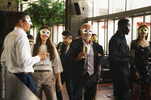 Canvas Print corporate businesspeople having fun and talking together in party